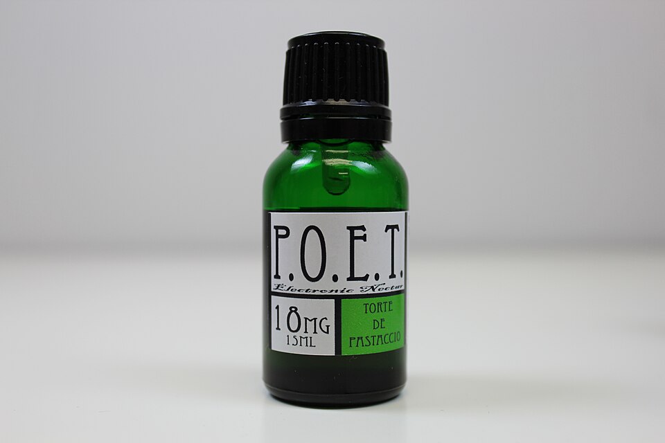 Flacon d e-liquide dose a 18 mg de nicotine