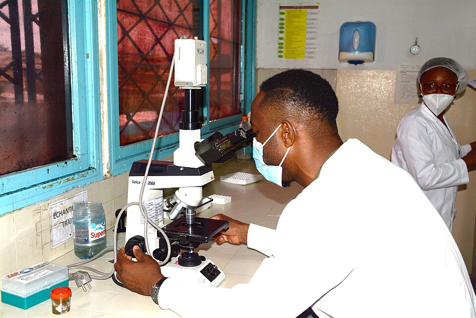 Medecin au microscope dans un laboratoire medical
