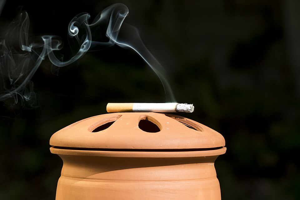 Cigarette allumee en train de se consumer